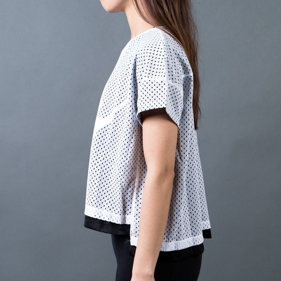 NIKE WOMEN MESH CROP TEE (WHITE / BLACK) - Picture 3 of 4